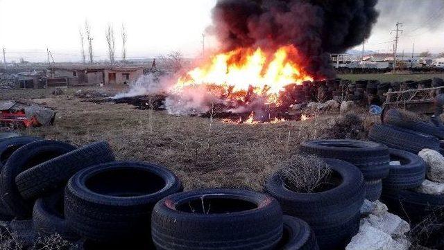 Bahçedeki Yangında Lastik Ve Odunlar Alev Alev Yandı