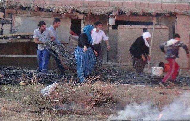 Bahçedeki Yangında Lastik Ve Odunlar Alev Alev Yandı