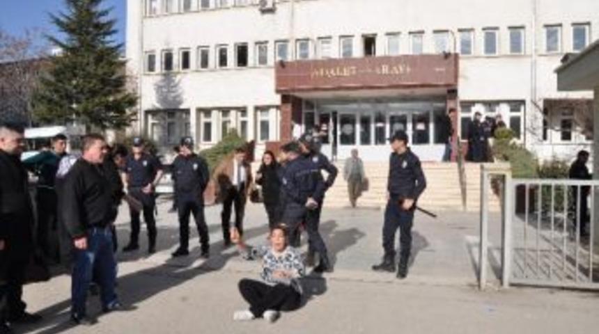 Servis Şof&ouml;r&uuml; Zihinsel Engelli Kıza Tecav&uuml;z İddiasıyla Tutuklandı