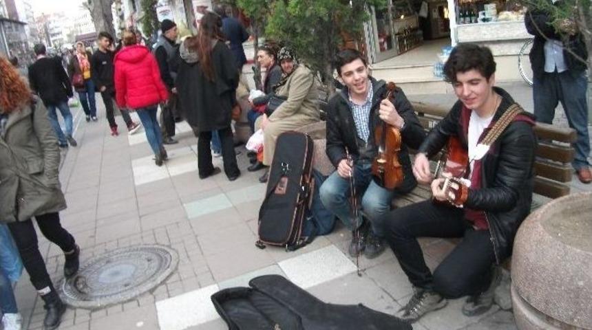 &Ouml;ğrencilerden Caddede M&uuml;zik Ziyafeti