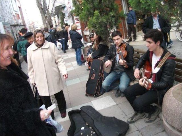 Öğrencilerden Caddede Müzik Ziyafeti