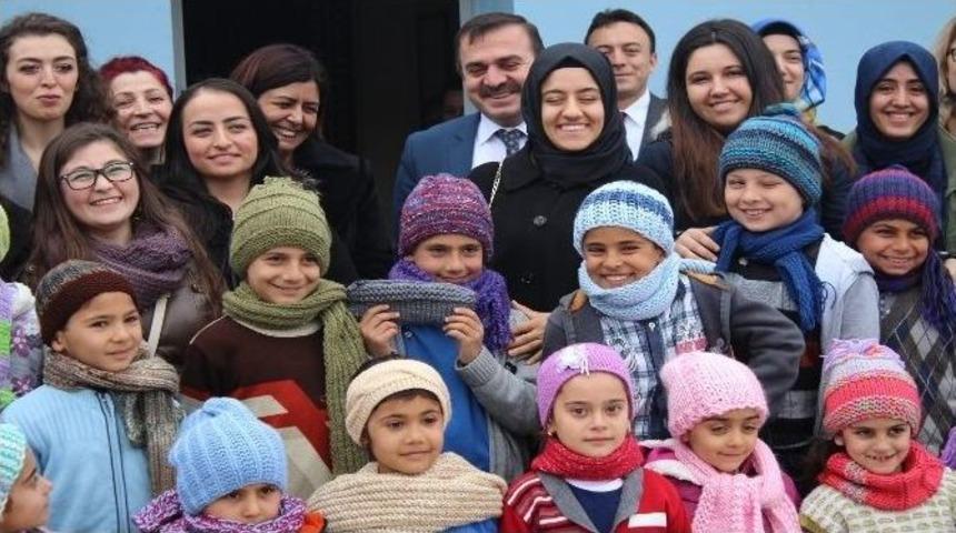 &Uuml;niversiteli Ablaları Minik &Ouml;ğrencilere Atkı Ve Bere &Ouml;rd&uuml;