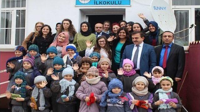 Üniversiteli Ablaları Minik Öğrencilere Atkı Ve Bere Ördü