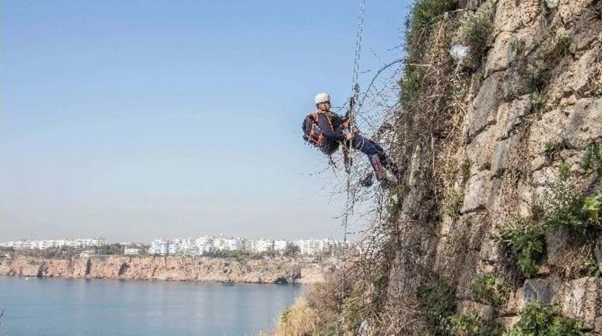 İtfaiyeden Falezlerde Nefes Kesen Tatbikat
