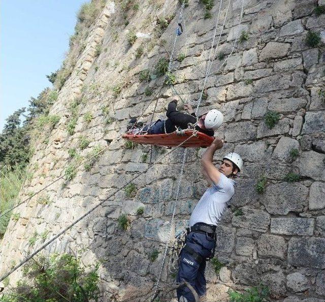 İtfaiyeden Falezlerde Nefes Kesen Tatbikat