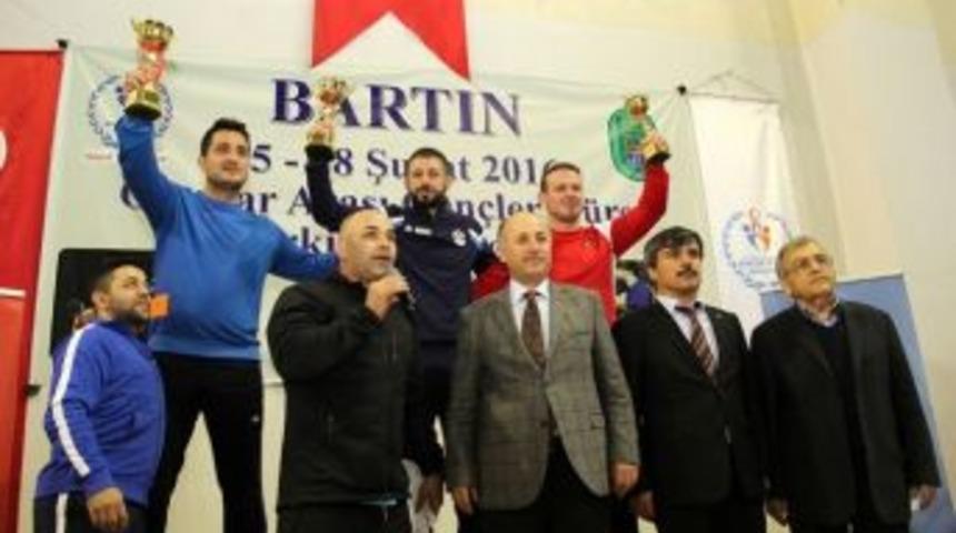 Vali Azizoğlu, G&uuml;reş&ccedil;ilere &Ouml;d&uuml;l Verdi