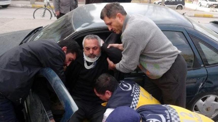 Aksaray&rsquo;da Otomobiller &Ccedil;arpıştı: İki Yaralı