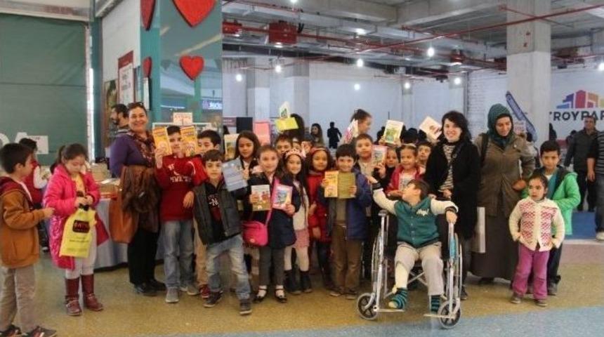 İl Mill&icirc; Eğitim M&uuml;d&uuml;r&uuml; Z&uuml;lk&uuml;f Memiş &Ccedil;anakkale 4. Kitap Fuarında