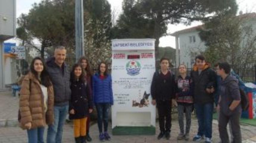 Lapseki&rsquo;de Sokak Hayvanları İ&ccedil;in Yem Ve Su Makinesi Kondu