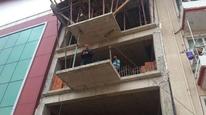 Dengesini Kaybeden İnşaat İş&ccedil;isi &Uuml;&ccedil;&uuml;nc&uuml; Kattan D&uuml;şt&uuml;