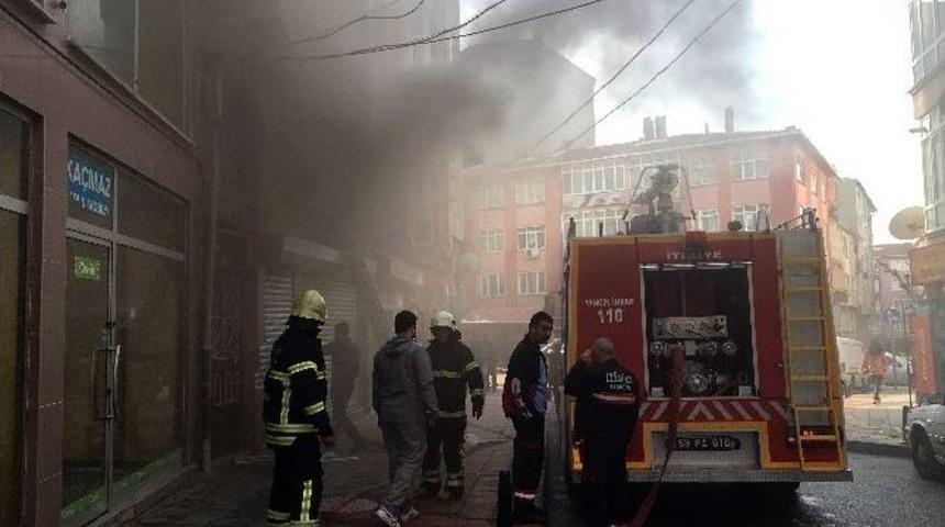 Elektronik D&uuml;kkanında &Ccedil;ıkan Yangın Paniğe Neden Oldu