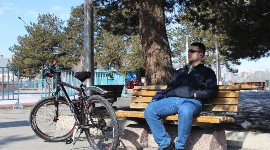 Erzurumlular Şubat Ayındaki Sıcağın Keyfini &Ccedil;ıkardı