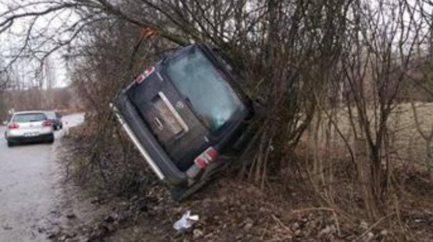 Direksiyon Hakimiyetini Kaybeden S&uuml;r&uuml;c&uuml; Kaza Yaptı