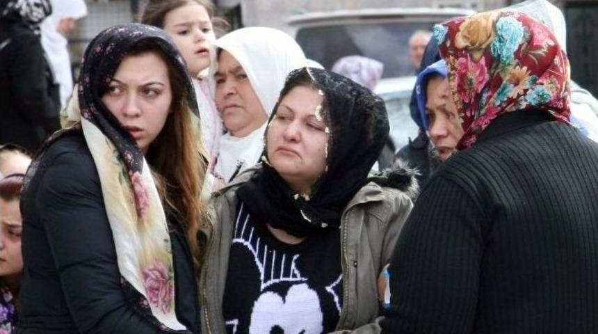 Afyonkarahisar&rsquo;da &Ouml;ld&uuml;r&uuml;len 17 Yaşındaki Lise &Ouml;ğrencisi Son Yolculuğuna Uğurlandı