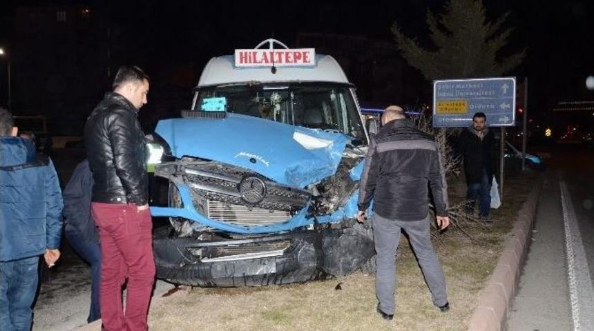 Yolcu Minib&uuml;s&uuml; İle Otob&uuml;s&uuml; &Ccedil;arpıştı: 2 Yaralı