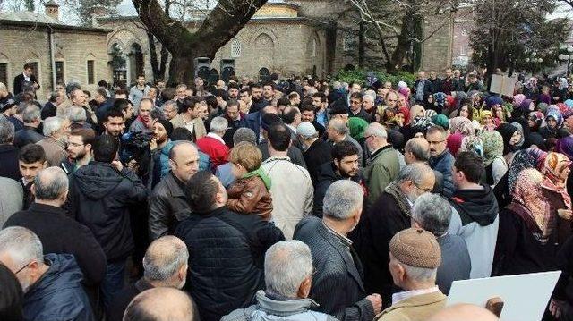 Bursa’da Yüzlerce Kişi 28 Şubat’ı El Ele Tutuşarak Protesto Etti