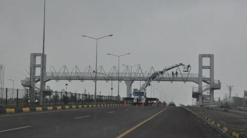 Karayolları Harakani Hastanesi &Ouml;n&uuml;ne &Uuml;st Ge&ccedil;it Yapıyor