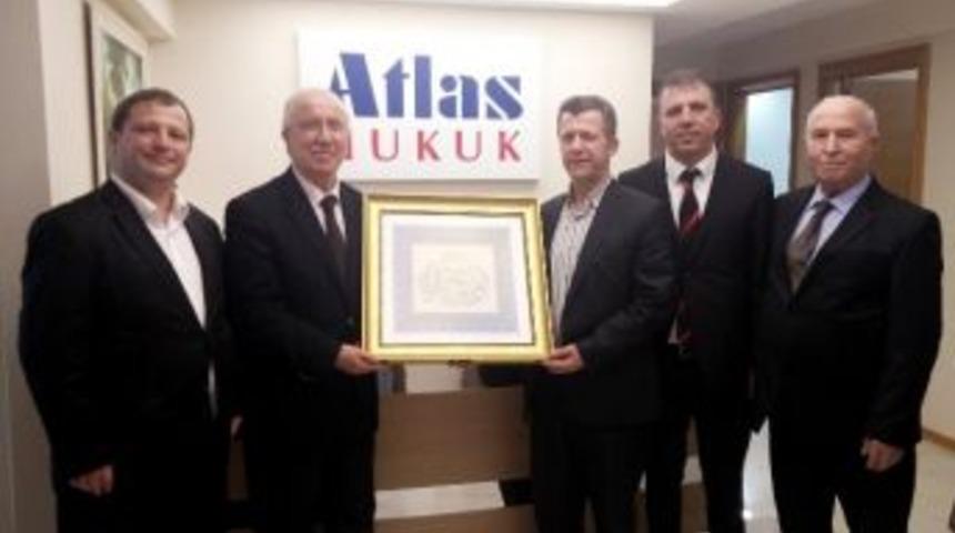 İhlas Vakfı Hukuk&ccedil;ular Kul&uuml;b&uuml;nden Gen&ccedil; Hukuk&ccedil;ulara Destek