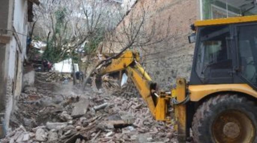 Gemlik&rsquo;te Metruk Binalar Yıkılıyor