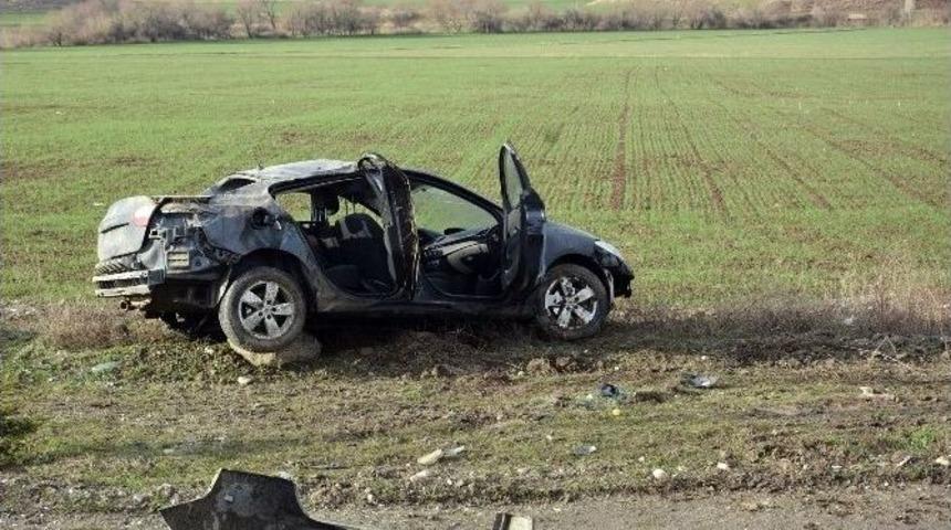 Otomobil Tahta Elektrik Direğini Kırarak Zor Durabildi