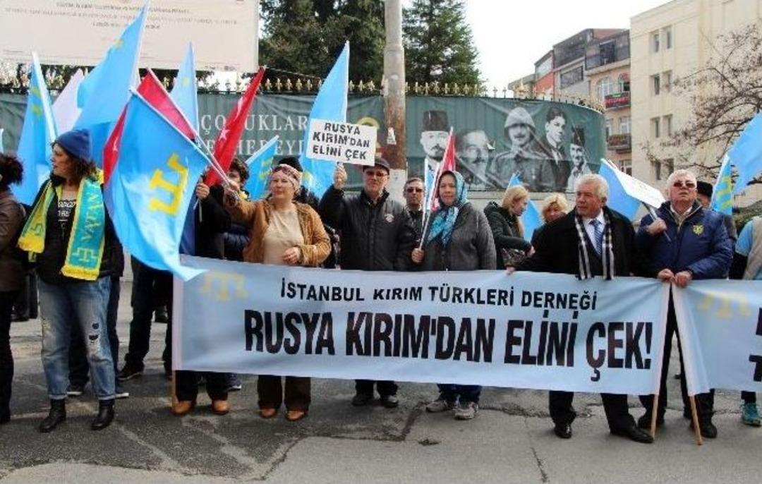 Rusya Konsolosluğu &Ouml;n&uuml;nde Kırım&rsquo;ın İşgali Protesto Edildi
