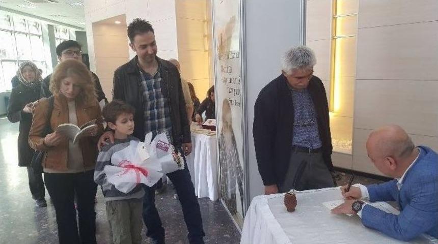 Manisalı Yazarın İmza G&uuml;n&uuml;ne Yoğun İlgi