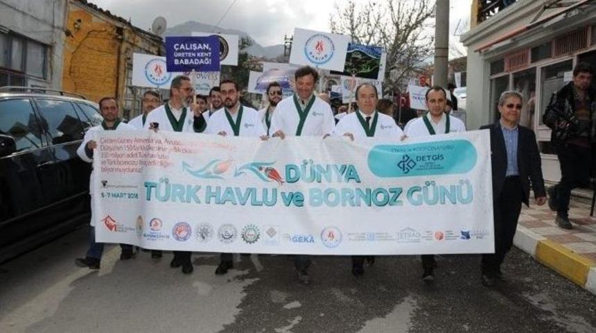 Havlu Ve Bornoz G&uuml;n&uuml; İ&ccedil;in Kortej Y&uuml;r&uuml;y&uuml;ş&uuml; D&uuml;zenlendi