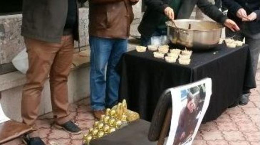 Hayatını Kaybeden Ayakkabı Boyacısı İ&ccedil;in Esnaf Helva Dağıttı