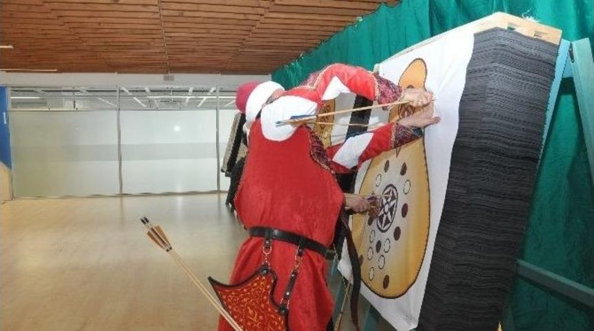 Geleneksel Ok&ccedil;ular Yaylarını Birincilik İ&ccedil;in Gerdi