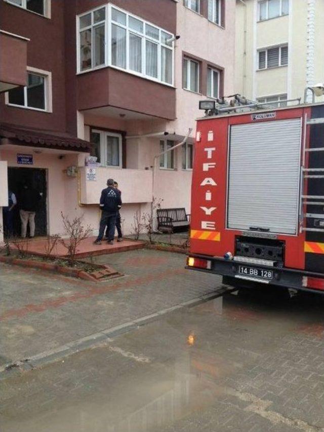 Bolu’da Apartmanın Çatısına Yıldırım Düştü