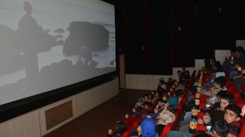 &ldquo;tarihe Yolculuk&rdquo; Projesi K&ouml;y Okulu &Ouml;ğrencilerini Sinemayla Buluşturdu