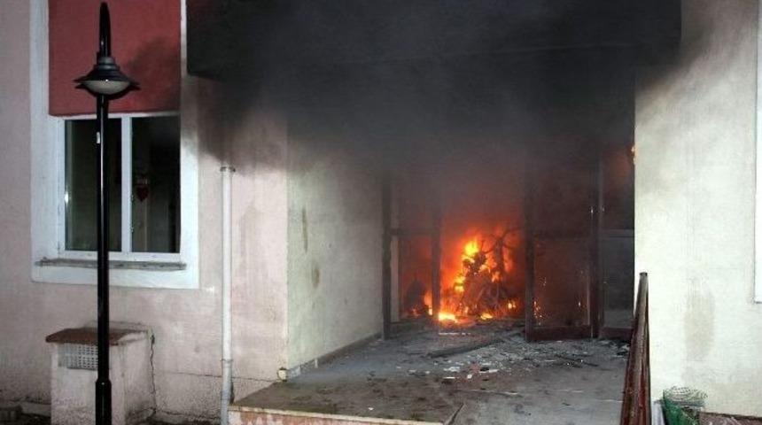 Apartman Boşluğuna Bırakılan Motosiklet Alev Aldı: 15 Yaralı