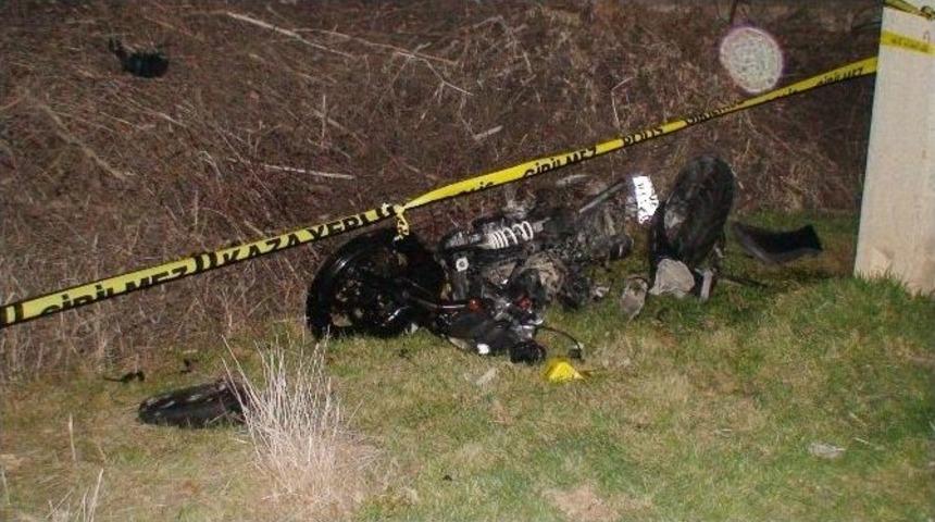 Direğe &Ccedil;arpan Motosiklet S&uuml;r&uuml;c&uuml;s&uuml; &Ouml;ld&uuml;