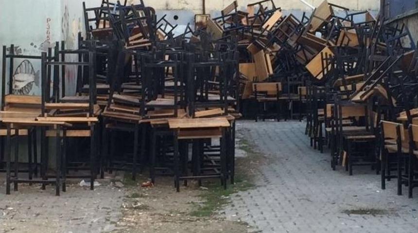 Okul Sıraları &Ccedil;&uuml;r&uuml;meye Terk Edildi