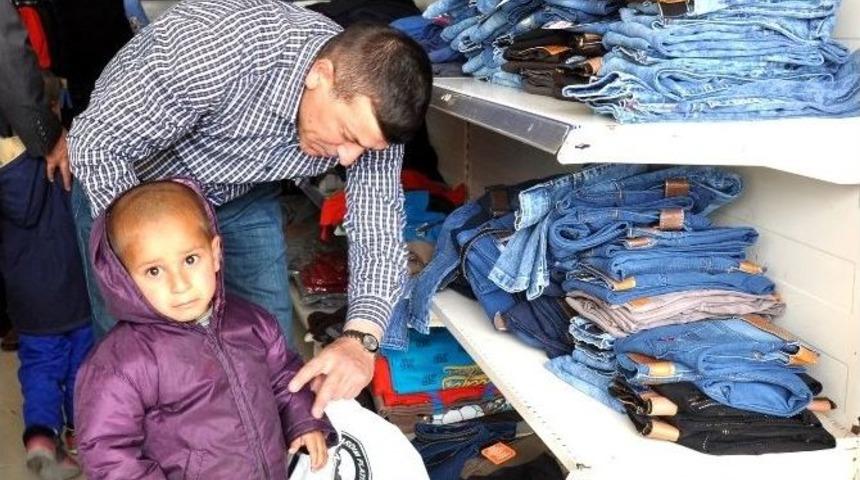 Suriyeli İş Adamından &Ccedil;adır Kentteki Yetimlere Yardım Eli