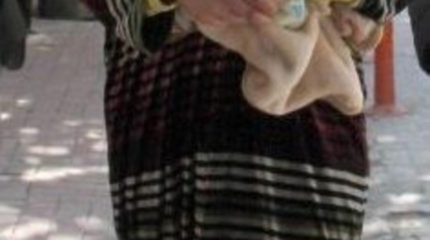 &Ouml;len Bebeğinin Battaniyesine Sarıldı