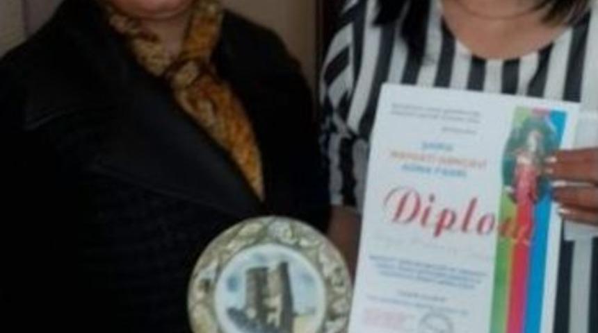 Azerbaycan Şairler Meclisi İ&ccedil;timai Birliği&rsquo;nden Şair Minever Sezer&rsquo;e Fahri Diploma &rlm;