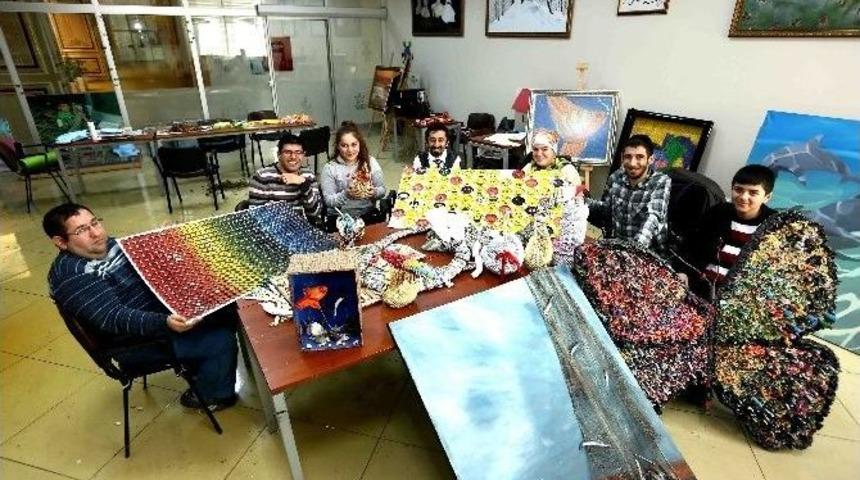 Engelliler Atıklardan 3 Boyutlu Tablo Ve S&uuml;s Eşyası Yapıyor