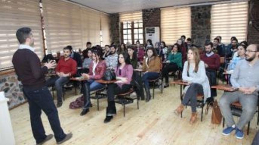 Medya Okulu Eğitimlerini S&uuml;rd&uuml;r&uuml;yor