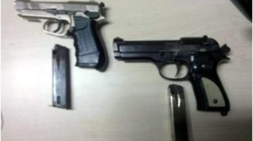 Ş&uuml;pheli Kişilerden 2 Tabanca Ele Ge&ccedil;irildi