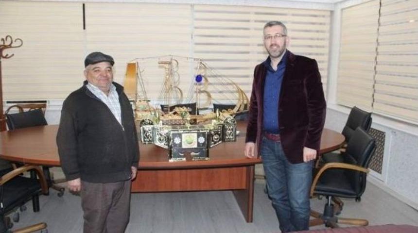 Başkan G&uuml;ler&rsquo;den İl&ccedil;enin Tek Ayakkabı Boyacısına Sandık Hediyesi