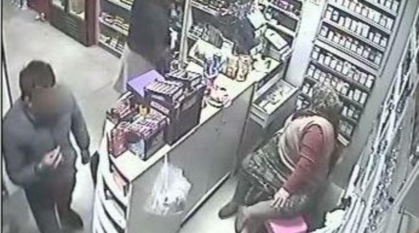 Market &Ccedil;alışanı Gibi M&uuml;şterilere Yardımcı Olup, Hırsızlık Yaptı