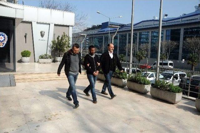 Market &Ccedil;alışanı Gibi M&uuml;şterilere Yardımcı Olup, Hırsızlık Yaptı 1