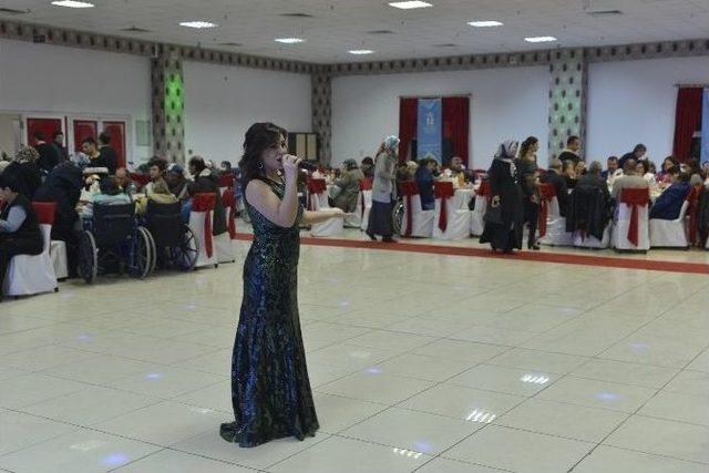 Sakatlar Derneği &Uuml;yeleri Yemekte Bir Araya Geldi 1