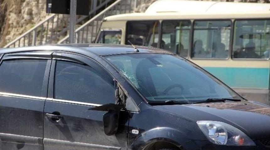 Yolun Karşısına Ge&ccedil;mek İsteyen &Ouml;ğrenciye Otomobil &Ccedil;arptı