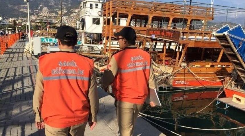Alanya Sahil G&uuml;venlik Ekipleri Tekneleri Denetledi