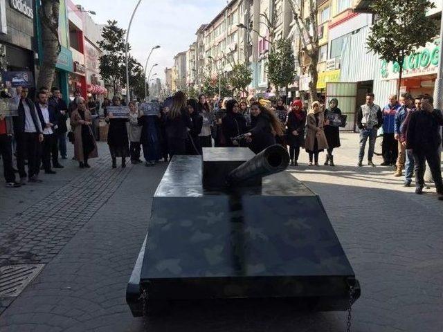 28 Şubat’a Tanklı Ve Maskeli Protesto