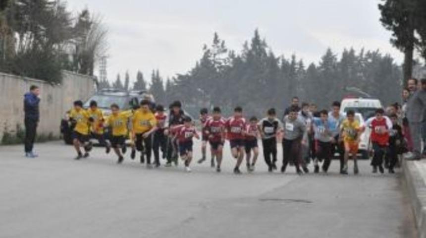Dilovası&rsquo;nda Okullar Arası Koşu Yarışması Yapıldı