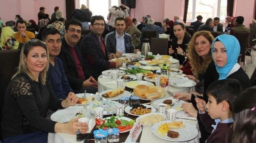 Bozkurt&rsquo;u G&uuml;zelleştirme Derneği İhtiya&ccedil; Sahipleri İ&ccedil;in Kahvaltı D&uuml;zenledi