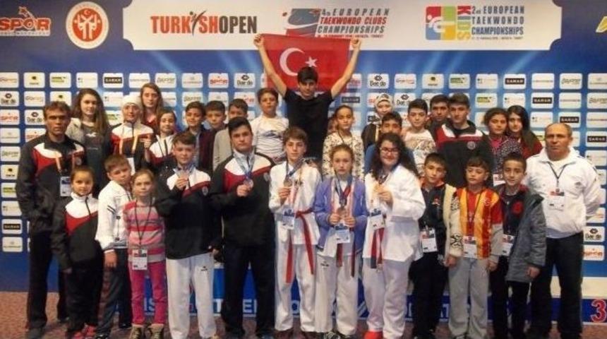 Burhaniyeli Tekvandocular Avrupa Şampiyonasından Madalya İle D&ouml;nd&uuml;